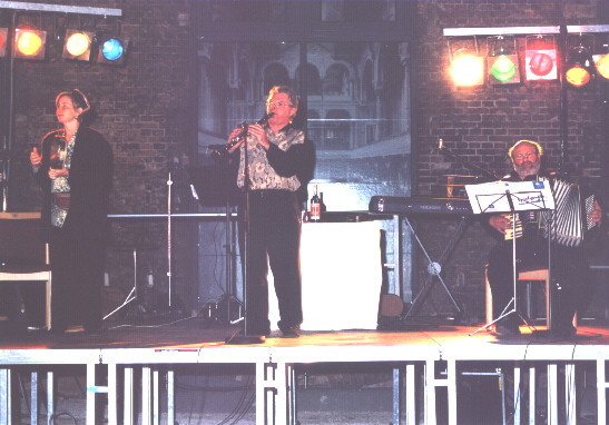 Cordula, Harry und Jossif am 26.8.2000 im CENTRUM JUDAICUM in Berlin, Oranienburger Str.