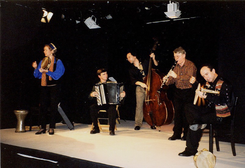 Cordula, Alexandr, Robin, Harry, Farhan im Hackeschen Hoftheater am 9.12.2000