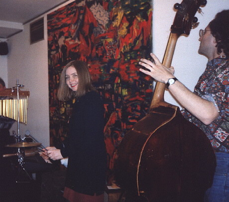 Cordula und Robin unter einem Bild von Joachim Peeck Silvester 1994